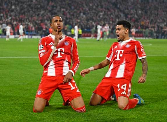 15.04.2026, Fussball UEFA Championsleague 2025 2026: Viertelfinale Rückspiel, FC Bayern München - Real Madrid, in der Allianz-Arena München, v.l. Michael Olise (FC Bayern München) und Luis Diaz (FC Bayern München) , feiern das 4:3