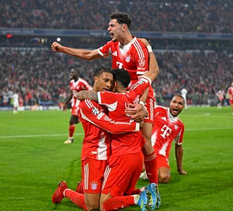 15.04.2026, Fussball UEFA Championsleague 2025 2026: Viertelfinale Rückspiel, FC Bayern München - Real Madrid, in der Allianz-Arena München, v.l. Michael Olise (FC Bayern München), Luis Diaz (FC Bayern München) , Aleksandar Pavlovic (FC Bayern München) und Jonathan Tah (FC Bayern München) feiern das 4:3