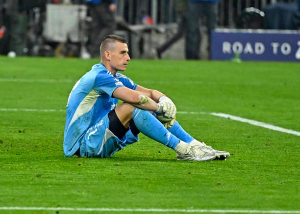 15.04.2026, Fussball UEFA Championsleague 2025 2026: Viertelfinale Rückspiel, FC Bayern München - Real Madrid, in der Allianz-Arena München, Torwart Andriy Lunin (Real Madrid) ist geschlagen und enttäuscht am Boden.