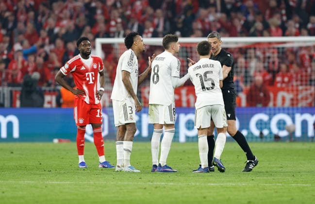 15.04.2026, xjrdrx, Fussball UEFA Champions League, FC Bayern Muenchen - Real Madrid v.l. Eder Militao (Real Madrid), Arda Güler (Real Madrid), Federico Valverde (Real Madrid), Schiedsrichter Referee Slavko Vincic (Slowenien) gestikuliert, mit den Armen gestikulieren (DFL DFB REGULATIONS PROHIBIT ANY USE OF PHOTOGRAPHS as IMAGE SEQUENCES and or QUASI-VIDEO) Muenchen