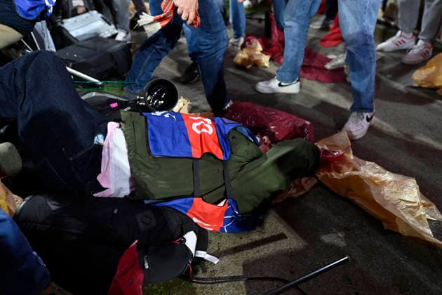 in der Endphase des Spiels stuermen einige Muenchnener Fans ungehindert vom Security Personal über die Absperrung und verletzen mehrere Fotografen, darunter Kai Pfaffenbach REUTERS am Boden FC Bayern Muenchen FCB vs Real Madrid UEFA CL Champions League Viertelfinale Rueckspiel 15.04.2026 DFL REGULATIONS PROHIBIT ANY USE OF PHOTOGRAPHS AS IMAGE SEQUENCES AND OR QUASI-VIDEO FC Bayern Muenchen FCB vs Real Madrid CL Champions League