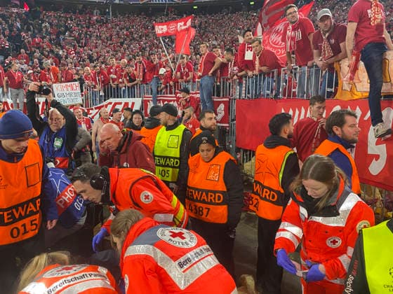 in der Endphase des Spiels stuermen einige Muenchnener Fans ungehindert vom Security Personal über die Absperrung und verletzen mehrere Fotografen, darunter Kai Pfaffenbach REUTERS am Boden Sanitaeter FC Bayern Muenchen FCB vs Real Madrid UEFA CL Champions League Viertelfinale Rueckspiel 15.04.2026 DFL REGULATIONS PROHIBIT ANY USE OF PHOTOGRAPHS AS IMAGE SEQUENCES AND OR QUASI-VIDEO FC Bayern Muenchen FCB vs Real Madrid CL Champions League
