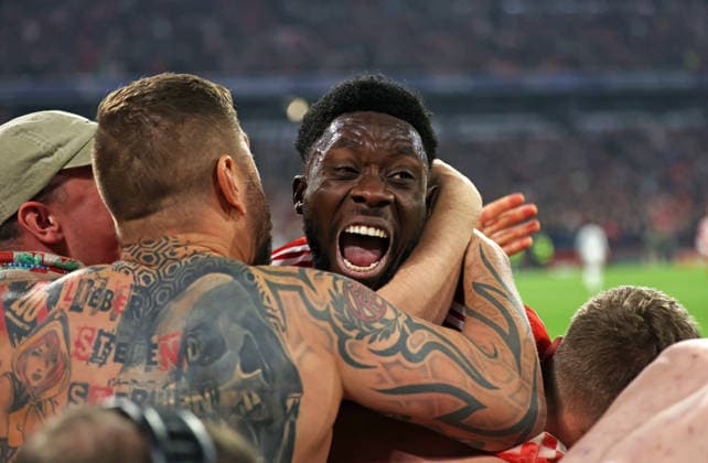 Fussball, Herren, Champions League, Saison 2025 2026, FC Bayern München - Real Madrid, Viertelfinale Rückspiel, Allianz Arena Jubel, Jubelschrei nach Abpfiff hier Alphonso Davies(FC Bayern München) mit Platztürmenden Fans
