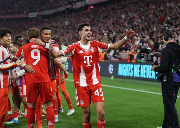 Fussball, Herren, Champions League, Saison 2025 2026, FC Bayern München - Real Madrid, Viertelfinale Rückspiel, Allianz Arena Jubel, Jubelschrei nach Abpfiff hier Aleksandar Pavlovic (FC Bayern München)