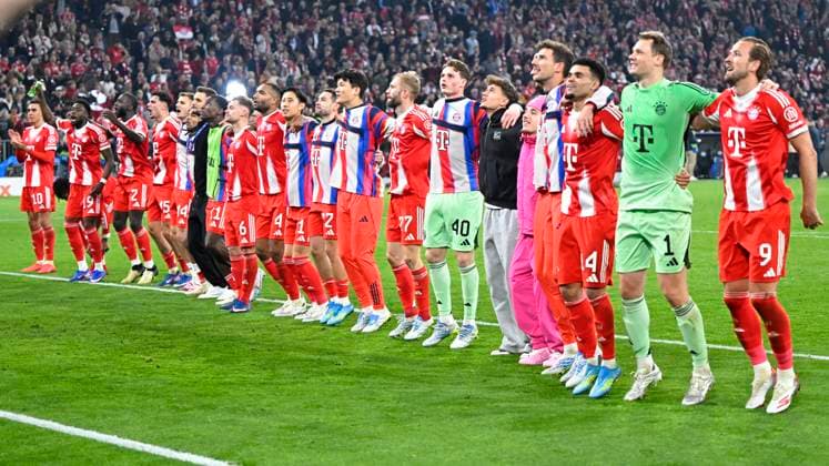 15.04.2026, Fussball UEFA Championsleague 2025 2026: Viertelfinale Rückspiel, FC Bayern München - Real Madrid, in der Allianz-Arena München, Die Bayern Spieler liegen sich im Arm. v.l. Jamal Musiala (Bayern München), Alphonso Davies (FC Bayern München), Dayot Upamecano (FC Bayern München), Aleksandar Pavlovic (FC Bayern München), Torwart Sven Ulreich (FC Bayern München) , Nicolas Jackson (FC Bayern München) , Joshua Kimmich (FC Bayern München), Jonathan Tah (FC Bayern München), Hiroki Ito (FC Bayern München), Raphael Guerreiro (FC Bayern München), Min-jae Kim (Bayern München, Minjae Kim), Konrad Laimer (FC Bayern München), Torwart Jonas Urbig (FC Bayern München), Tom Bischof (Bayern München), Lennart Karl (FC Bayern München), Erblin Osmani (Bayern München), Leon Goretzka (FC Bayern München), Luis Diaz (FC Bayern München), Torwart Manuel Neuer (FC Bayern München) und Harry Kane (FC Bayern München) jubeln