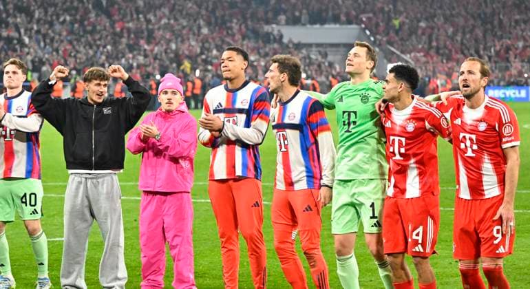 15.04.2026, Fussball UEFA Championsleague 2025 2026: Viertelfinale Rückspiel, FC Bayern München - Real Madrid, in der Allianz-Arena München, Die Bayern Spieler liegen sich im Arm v.l. Tom Bischof (Bayern München), Lennart Karl (FC Bayern München), Erblin Osmani (Bayern München), Leon Goretzka (FC Bayern München), Torwart Manuel Neuer (FC Bayern München), Luis Diaz (FC Bayern München) und Harry Kane (FC Bayern München) jubeln