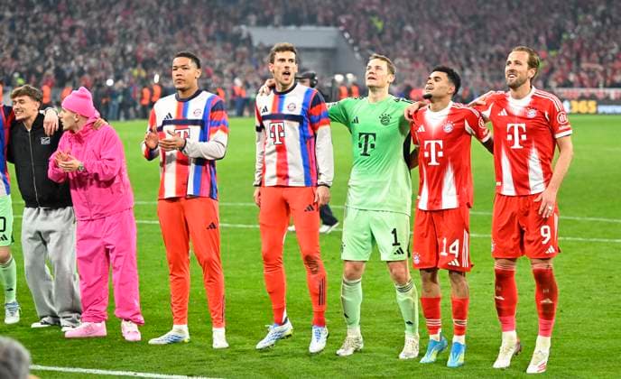 15.04.2026, Fussball UEFA Championsleague 2025 2026: Viertelfinale Rückspiel, FC Bayern München - Real Madrid, in der Allianz-Arena München, Die Bayern Spieler liegen sich im Arm v.l. Tom Bischof (Bayern München), Lennart Karl (FC Bayern München), Erblin Osmani (Bayern München), Leon Goretzka (FC Bayern München), Torwart Manuel Neuer (FC Bayern München), Luis Diaz (FC Bayern München) und Harry Kane (FC Bayern München) jubeln