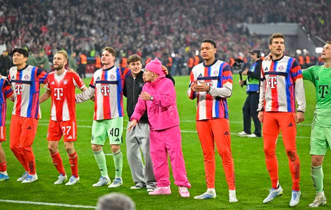 15.04.2026, Fussball UEFA Championsleague 2025 2026: Viertelfinale Rückspiel, FC Bayern München - Real Madrid, in der Allianz-Arena München, Die Bayern Spieler liegen sich im Arm v.l. Min-jae Kim (Bayern München, Minjae Kim), Konrad Laimer (FC Bayern München), Torwart Jonas Urbig (FC Bayern München), Tom Bischof (Bayern München), Lennart Karl (FC Bayern München), Erblin Osmani (Bayern München), Leon Goretzka (FC Bayern München) und Torwart Manuel Neuer (FC Bayern München) jubeln