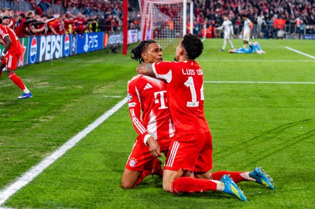 15.04.2026, FC Bayern München vs. Real Madrid, UEFA Champions League, Viertelfinale-Rückspiel Tor zum 4:3 durch Michael Olise (FC Bayern Muenchen, 17) hier mit Luis Diaz (FC Bayern München, 14) Regulations prohibit any use of photographs as image sequences and or quasi video Copyright: xBahhoxKarax