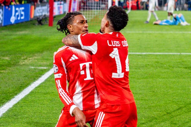 15.04.2026, FC Bayern München vs. Real Madrid, UEFA Champions League, Viertelfinale-Rückspiel Tor zum 4:3 durch Michael Olise (FC Bayern Muenchen, 17) hier mit Luis Diaz (FC Bayern München, 14) Regulations prohibit any use of photographs as image sequences and or quasi video Copyright: xBahhoxKarax