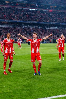 15.04.2026, FC Bayern München vs. Real Madrid, UEFA Champions League, Viertelfinale-Rückspiel Joshua Kimmich (FC Bayern Muenchen, 6) Jubel zum Tor zum 4:3 hier mit Michael Olise (FC Bayern Muenchen, 17) Regulations prohibit any use of photographs as image sequences and or quasi video Copyright: xBahhoxKarax