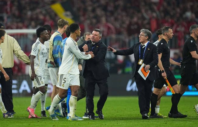 Jude Bellingham (Real Madrid) and Slavko Vincic (Slovenia) gestures during Bayern Munich and Real Madrid, UEFA Champions league Quarter Final UEFA Champions League, at Allianz Arena, Munich, Germany on April 15, 2026. Thor Wegner DeFodi Images. (Photo by DeFodi Images) -