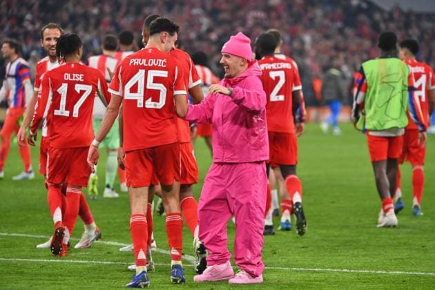 Schlussjubel Lennart KARL (Bayern Muenchen) in pink mit Aleksandar PAVLOVIC (Bayern Muenchen). Jubel,Freude,Begeisterung,Aktion, Fussball Champions League,Saison 2025 26, Viertelfinale FC Bayern-Muenchen -Real Madrid am 15.04.2026 A L L I A N Z A R E N A.