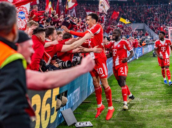 15.04.2026, FC Bayern München vs. Real Madrid, UEFA Champions League, Viertelfinale-Rückspiel Jamal Musiala (FC Bayern Muenchen, 10) mit den Fans Jubel nach dem Tor zum 4:3 durch Michael Olise (FC Bayern Muenchen, 17) Regulations prohibit any use of photographs as image sequences and or quasi video Copyright: xBahhoxKarax