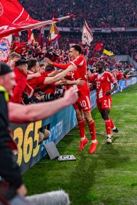 15.04.2026, FC Bayern München vs. Real Madrid, UEFA Champions League, Viertelfinale-Rückspiel Jamal Musiala (FC Bayern Muenchen, 10) mit den Fans Jubel nach dem Tor zum 4:3 durch Michael Olise (FC Bayern Muenchen, 17) Regulations prohibit any use of photographs as image sequences and or quasi video Copyright: xBahhoxKarax