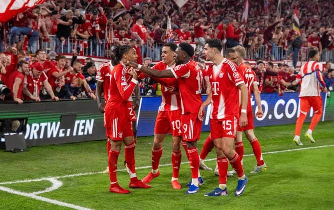 Fußball, Herren, Saison 2025 2026, Champions League (Viertelfinale, Rückspiel), FC Bayern München - Real Madrid, Bayern-Jubel nach Tor zum 4:3, Fans des FC Bayern im Innenraum, mindestens ein Fotograf wurde verletzt, v. l. Michael Olise (Bayern München), Jamal Musiala (Bayern München), Alphonso Davies (Bayern München), Aleksandar Pavlovic (Bayern München), 15.04. 2026, Copyright: xMatthiasxKochx