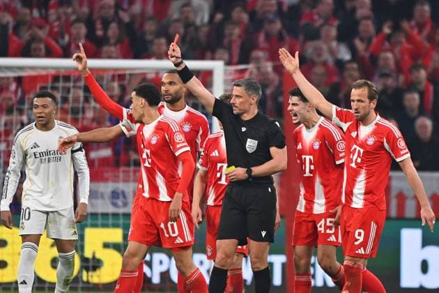 Schiedsrichter Slavko VINCIC zeigt Eduardo CAMAVINGA (Real Madrid-NICH im Bild) die Gelb Rote Karte,Platzverweis, Fussball Champions League,Saison 2025 26, Viertelfinale FC Bayern-Muenchen -Real Madrid am 15.04.2026 A L L I A N Z A R E N A.