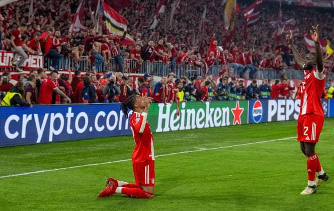 Fußball, Herren, Saison 2025 2026, Champions League (Viertelfinale, Rückspiel), FC Bayern München - Real Madrid, Bayern-Jubel nach Tor zum 4:3, Fans des FC Bayern im Innenraum, mindestens ein Fotograf wurde verletzt, v. l. Michael Olise (Bayern München), Dayot Upamecano (Bayern München), 15.04. 2026, Copyright: xMatthiasxKochx