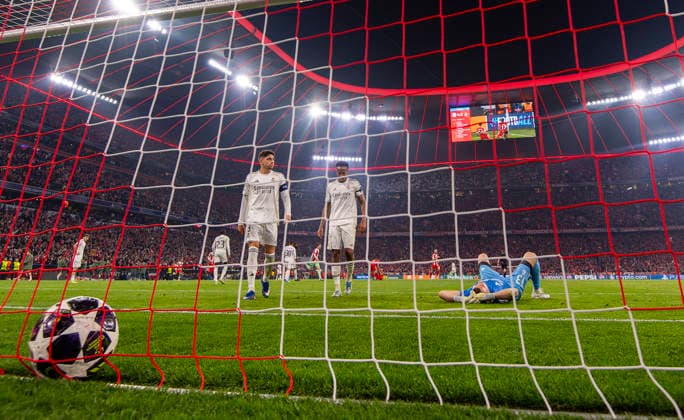 15.04.2026, Fussball UEFA Championsleague 2025 2026: Viertelfinale Rückspiel, FC Bayern München - Real Madrid, in der Allianz-Arena München, nach dem Treffer von Michael Olise (FC Bayern München) liegt Torwart Andriy Lunin (Real Madrid) geschlagen am Boden. li: Federico Valverde (Real Madrid) mitte: Eder Militao (Real Madrid)
