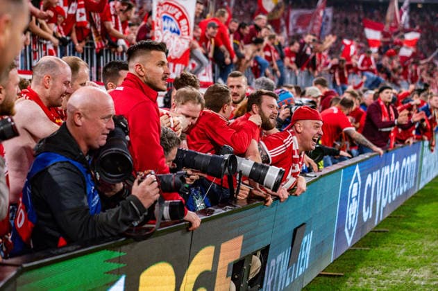 15.04.2026, FC Bayern München vs. Real Madrid, UEFA Champions League, Viertelfinale-Rückspiel Jamal Musiala (FC Bayern Muenchen, 10) mit den Fans Jubel nach dem Tor zum 4:3 durch Michael Olise (FC Bayern Muenchen, 17) Regulations prohibit any use of photographs as image sequences and or quasi video Copyright: xBahhoxKarax