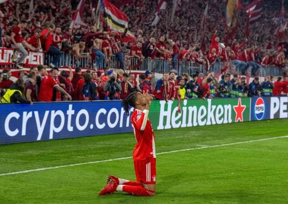Fußball, Herren, Saison 2025 2026, Champions League (Viertelfinale, Rückspiel), FC Bayern München - Real Madrid, Bayern-Jubel nach Tor zum 4:3, Fans des FC Bayern im Innenraum, mindestens ein Fotograf wurde verletzt, Michael Olise (Bayern München), 15.04. 2026, Copyright: xMatthiasxKochx