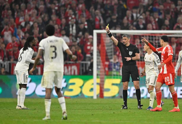 Schiedsrichter Referee Slavko Vincic (SVN) zeigt Eduardo Camavinga Real Madrid (06) gelb-rote Karte Platzverweis FC Bayern Muenchen FCB vs Real Madrid UEFA CL Champions League Viertelfinale Rueckspiel 15.04.2026 DFL REGULATIONS PROHIBIT ANY USE OF PHOTOGRAPHS AS IMAGE SEQUENCES AND OR QUASI-VIDEO FC Bayern Muenchen FCB vs Real Madrid CL Champions League