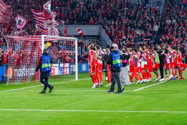 15.04.2026, FC Bayern München vs. Real Madrid, UEFA Champions League, Viertelfinale-Rückspiel Fans Jubeln mit der Mannschaft nach abpfiff auf dem Rasen Regulations prohibit any use of photographs as image sequences and or quasi video Copyright: xBahhoxKarax