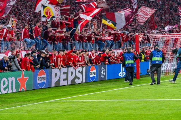 15.04.2026, FC Bayern München vs. Real Madrid, UEFA Champions League, Viertelfinale-Rückspiel Fans Jubeln mit der Mannschaft nach abpfiff auf dem Rasen Regulations prohibit any use of photographs as image sequences and or quasi video Copyright: xBahhoxKarax