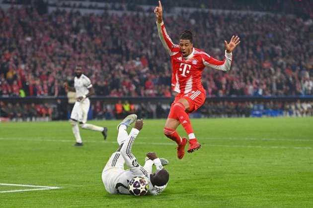 Michael OLISE (Bayern Muenchen), Aktion,Zweikampf gegen Ferland MENDI (Real Madrid). Fussball Champions League,Saison 2025 26, Viertelfinale FC Bayern-Muenchen -Real Madrid 4-3 am 15.04.2026 A L L I A N Z A R E N A. Â