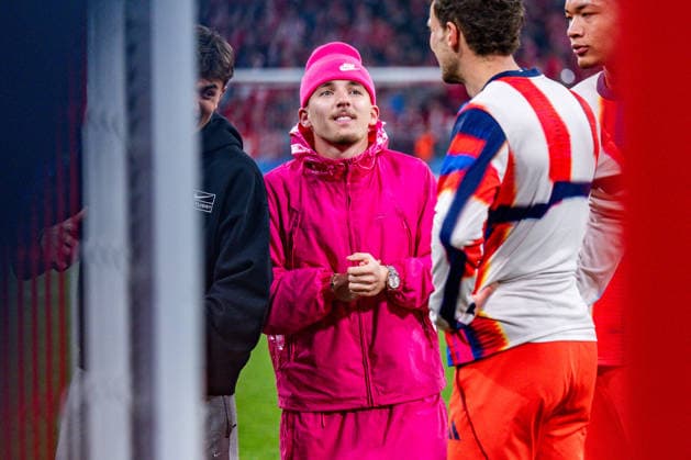 15.04.2026, FC Bayern München vs. Real Madrid, UEFA Champions League, Viertelfinale-Rückspiel Lennart Karl trägt Pink Regulations prohibit any use of photographs as image sequences and or quasi video Copyright: xBahhoxKarax