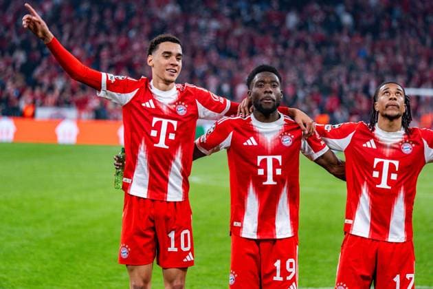 15.04.2026, FC Bayern München vs. Real Madrid, UEFA Champions League, Viertelfinale-Rückspiel Jamal Musiala (FC Bayern Muenchen, 10) Alphonso Davies (FC Bayern Muenchen, 19) Michael Olise (FC Bayern Muenchen, 17) Jubel nach ABpfiff Regulations prohibit any use of photographs as image sequences and or quasi video Copyright: xBahhoxKarax
