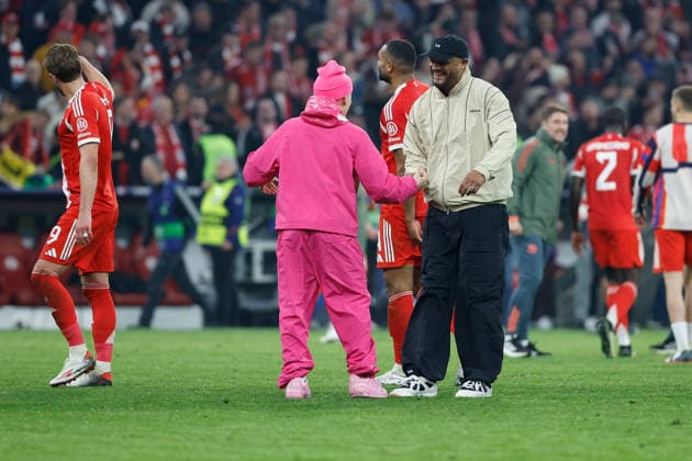 15.04.2026, xjrdrx, Fussball UEFA Champions League, FC Bayern Muenchen - Real Madrid v.l. Jubel, Freude über den Sieg Lennart Karl (FC Bayern Muenchen) Trainer head coach Vincent Kompany (FC Bayern Muenchen) (DFL DFB REGULATIONS PROHIBIT ANY USE OF PHOTOGRAPHS as IMAGE SEQUENCES and or QUASI-VIDEO) Muenchen