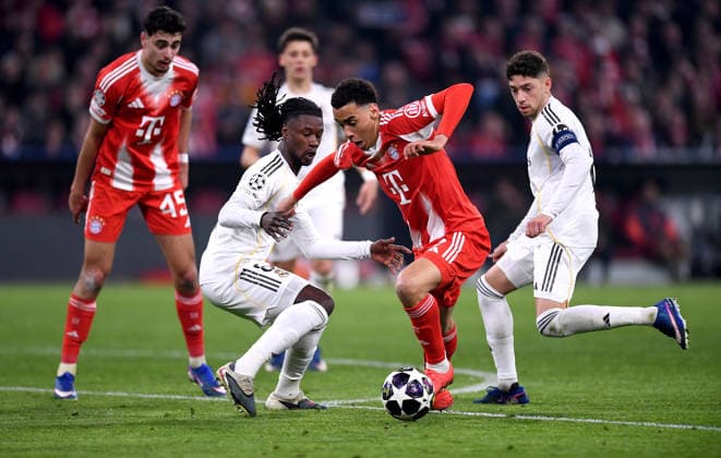 FUSSBALL CHAMPIONS LEAGUE SAISON 2025 2026 Viertelfinal Rueckspiel 15.04.2026 FC Bayern Muenchen - Real Madrid Eduardo Camavinga (li, Real Madrid) gegen Jamal Musiala (re, FC Bayern Muenchen)
