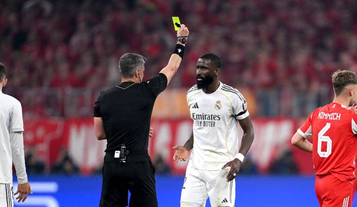 FUSSBALL CHAMPIONS LEAGUE SAISON 2025 2026 Viertelfinal Rueckspiel 15.04.2026 FC Bayern Muenchen - Real Madrid Schiedsrichter Slavko Vincic (SVN) zeigt die gelbe Karte Antonio Ruediger (re, Real Madrid)