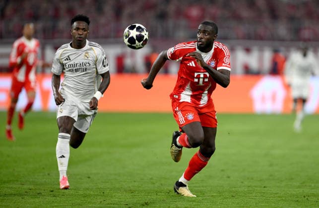 FUSSBALL CHAMPIONS LEAGUE SAISON 2025 2026 Viertelfinal Rueckspiel 15.04.2026 FC Bayern Muenchen - Real Madrid Vinicius Junior (li, Real Madrid) gegen Dayot Upamecano (re, FC Bayern Muenchen)