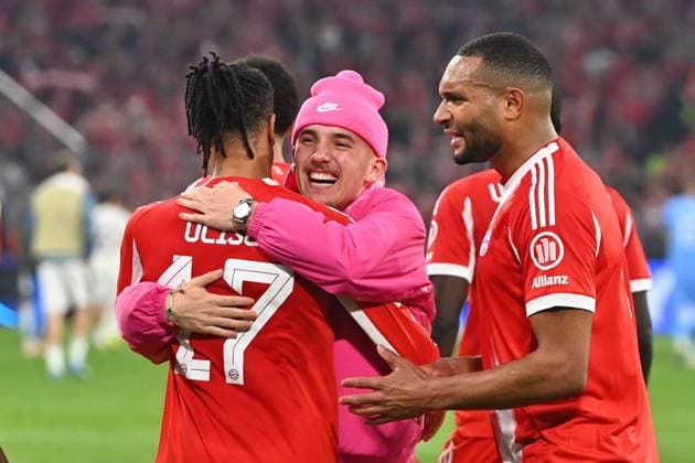 Schlussjubel Lennart KARL (Bayern Muenchen) in pinkem Nike Jogginanzug mit Michael OLISE (Bayern Muenchen),re:Jonathan TAH (Bayern Muenchen). Jubel,Freude,Begeisterung, Aktion. Fussball Champions League,Saison 2025 26, Viertelfinale FC Bayern-Muenchen -Real Madrid 4-3 am 15.04.2026 A L L I A N Z A R E N A.