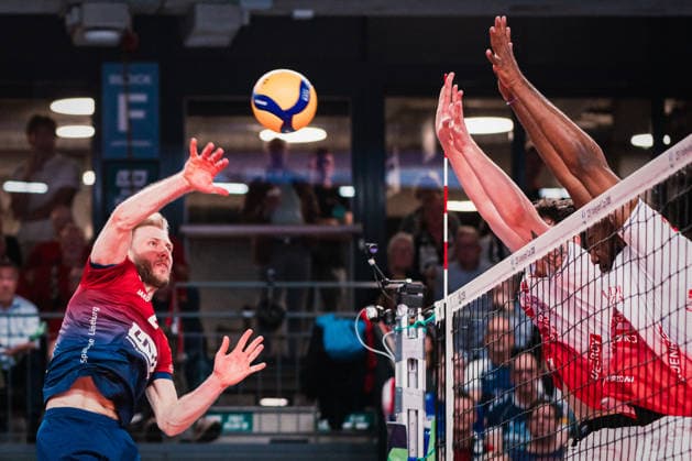 CEV Cup: SVG Lüneburg - Gas Sales Bluenergy Piacenza, 15.04.2026 Daniel Gruvaeus (SVG Lüneburg, 2) schlägt den Ball vorbei am Block; CEV Volleyball Cup, Finale, Hinspiel: SVG Lüneburg vs. Gas Sales Bluenergy Piacenza am 15.04.2026 in der LKH-Arena, Lüneburg Copyright: xBEAUTIFULxSPORTS Tonhäuserx