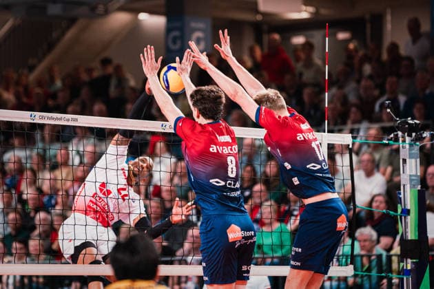 CEV Cup: SVG Lüneburg - Gas Sales Bluenergy Piacenza, 15.04.2026 Cole Young (SVG Lüneburg, 8) und Axel Enlund (SVG Lüneburg, 17) verteidigen den Schlag von Jose Miguel Gutierrez (22, Gas Sales Bluenergy Piacenza); CEV Volleyball Cup, Finale, Hinspiel: SVG Lüneburg vs. Gas Sales Bluenergy Piacenza am 15.04.2026 in der LKH-Arena, Lüneburg Copyright: xBEAUTIFULxSPORTS Tonhäuserx