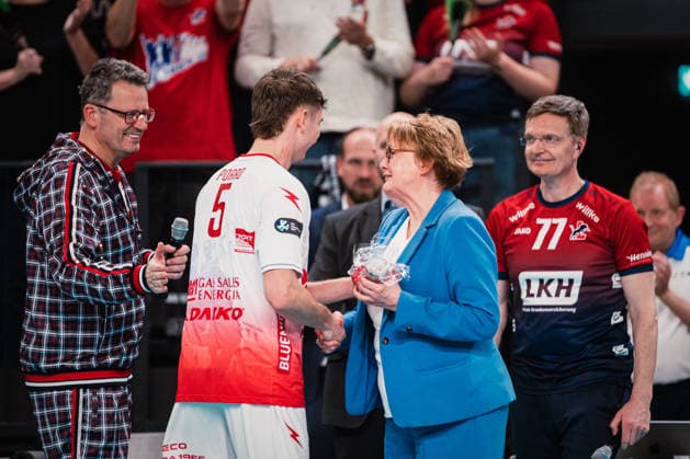 CEV Cup: SVG Lüneburg - Gas Sales Bluenergy Piacenza, 15.04.2026 Innenministerin Niedersachsen, Daniela Behrens (SPD) gratuliert dem MVP des Spiels, Paolo Porro (5, Gas Sales Bluenergy Piacenza); CEV Volleyball Cup, Finale, Hinspiel: SVG Lüneburg vs. Gas Sales Bluenergy Piacenza am 15.04.2026 in der LKH-Arena, Lüneburg Copyright: xBEAUTIFULxSPORTS Tonhäuserx