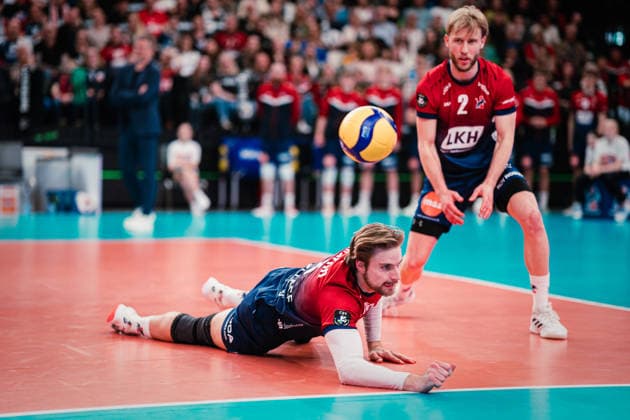 CEV Cup: SVG Lüneburg - Gas Sales Bluenergy Piacenza, 15.04.2026 Jackson Howe (SVG Lüneburg, 6) hechtet den Ball hinterher, Daniel Gruvaeus (SVG Lüneburg, 2) guckt zu; CEV Volleyball Cup, Finale, Hinspiel: SVG Lüneburg vs. Gas Sales Bluenergy Piacenza am 15.04.2026 in der LKH-Arena, Lüneburg Copyright: xBEAUTIFULxSPORTS Tonhäuserx