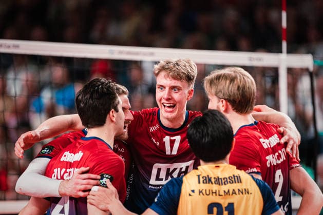 CEV Cup: SVG Lüneburg - Gas Sales Bluenergy Piacenza, 15.04.2026 Axel Enlund (SVG Lüneburg, 17) jubelt mit dem Team; CEV Volleyball Cup, Finale, Hinspiel: SVG Lüneburg vs. Gas Sales Bluenergy Piacenza am 15.04.2026 in der LKH-Arena, Lüneburg Copyright: xBEAUTIFULxSPORTS Tonhäuserx