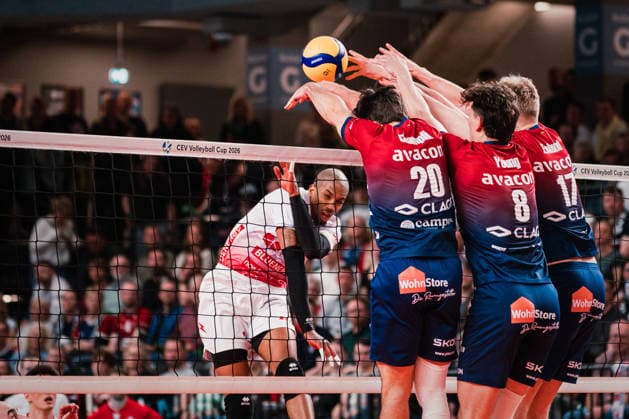 CEV Cup: SVG Lüneburg - Gas Sales Bluenergy Piacenza, 15.04.2026 Ethan Champlin (SVG Lüneburg, 20), Cole Young (SVG Lüneburg, 8) und Axel Enlund (SVG Lüneburg, 17) verteidigen den Schlag von Jose Miguel Gutierrez (22, Gas Sales Bluenergy Piacenza); CEV Volleyball Cup, Finale, Hinspiel: SVG Lüneburg vs. Gas Sales Bluenergy Piacenza am 15.04.2026 in der LKH-Arena, Lüneburg Copyright: xBEAUTIFULxSPORTS Tonhäuserx