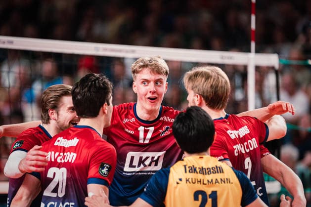 CEV Cup: SVG Lüneburg - Gas Sales Bluenergy Piacenza, 15.04.2026 Axel Enlund (SVG Lüneburg, 17) jubelt mit dem Team; CEV Volleyball Cup, Finale, Hinspiel: SVG Lüneburg vs. Gas Sales Bluenergy Piacenza am 15.04.2026 in der LKH-Arena, Lüneburg Copyright: xBEAUTIFULxSPORTS Tonhäuserx