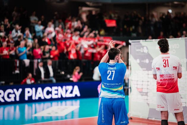 CEV Cup: SVG Lüneburg - Gas Sales Bluenergy Piacenza, 15.04.2026 Luca Loreti (27, Gas Sales Bluenergy Piacenza) klatscht zu den mitgereisten Fans aus Italien; CEV Volleyball Cup, Finale, Hinspiel: SVG Lüneburg vs. Gas Sales Bluenergy Piacenza am 15.04.2026 in der LKH-Arena, Lüneburg Copyright: xBEAUTIFULxSPORTS Tonhäuserx