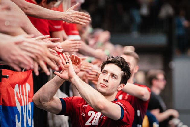 CEV Cup: SVG Lüneburg - Gas Sales Bluenergy Piacenza, 15.04.2026 Ethan Champlin (SVG Lüneburg, 20) klatscht mit den Fans ab; CEV Volleyball Cup, Finale, Hinspiel: SVG Lüneburg vs. Gas Sales Bluenergy Piacenza am 15.04.2026 in der LKH-Arena, Lüneburg Copyright: xBEAUTIFULxSPORTS Tonhäuserx