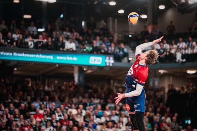 CEV Cup: SVG Lüneburg - Gas Sales Bluenergy Piacenza, 15.04.2026 Jackson Howe (SVG Lüneburg, 6) schlägt auf; CEV Volleyball Cup, Finale, Hinspiel: SVG Lüneburg vs. Gas Sales Bluenergy Piacenza am 15.04.2026 in der LKH-Arena, Lüneburg Copyright: xBEAUTIFULxSPORTS Tonhäuserx