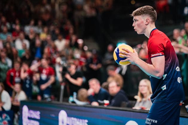 CEV Cup: SVG Lüneburg - Gas Sales Bluenergy Piacenza, 15.04.2026 Santeri Välimaa (SVG Lüneburg, 12) vor dem Aufschlag; CEV Volleyball Cup, Finale, Hinspiel: SVG Lüneburg vs. Gas Sales Bluenergy Piacenza am 15.04.2026 in der LKH-Arena, Lüneburg Copyright: xBEAUTIFULxSPORTS Tonhäuserx