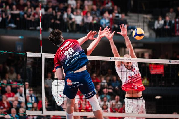 CEV Cup: SVG Lüneburg - Gas Sales Bluenergy Piacenza, 15.04.2026 Daniel Gruvaeus (SVG Lüneburg, 2) schlägt den Ball durch den Block; CEV Volleyball Cup, Finale, Hinspiel: SVG Lüneburg vs. Gas Sales Bluenergy Piacenza am 15.04.2026 in der LKH-Arena, Lüneburg Copyright: xBEAUTIFULxSPORTS Tonhäuserx