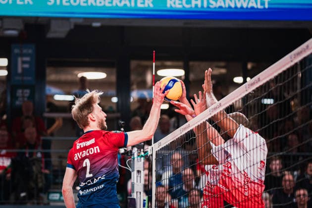 CEV Cup: SVG Lüneburg - Gas Sales Bluenergy Piacenza, 15.04.2026 Daniel Gruvaeus (SVG Lüneburg, 2) am Netz; CEV Volleyball Cup, Finale, Hinspiel: SVG Lüneburg vs. Gas Sales Bluenergy Piacenza am 15.04.2026 in der LKH-Arena, Lüneburg Copyright: xBEAUTIFULxSPORTS Tonhäuserx