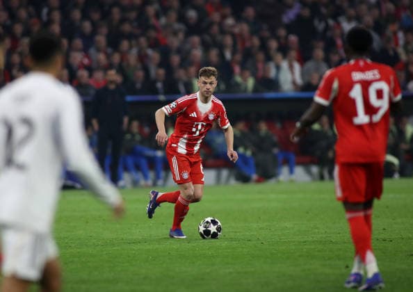 Fussball, Herren, Champions League, Saison 2025 2026, FC Bayern München - Real Madrid, Viertelfinale Rückspiel, Allianz Arena Joshua Kimmich (FC Bayern München) mit Ball im Laufen